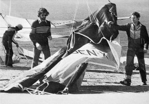 Hang glider designer Dick Boone and top British pilot Graham Hobson rigging at Torrey Pines, San Diego, in 1979. Photo by Bettina Gray.