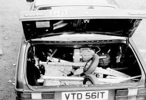 Pixie power unit in car trunk. Copyright © 2001 Len Gabriels.