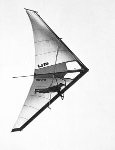 Bruce Morton in an Ultralight Products Dragonfly hang glider in 1974. Photo by Pete Brock.