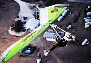 Hang glider in flight photo by Brian Ellison