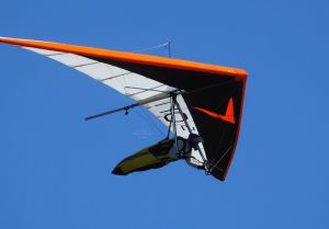 Simon Murphy flying an Avian Rio 2 hang glider in 2018