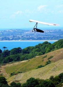 Voytek struggling to find lift in his Icaro Laminar hang glider at Ringstead on the coast of Dorset, England, in 2018
