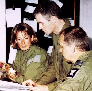 BHPA chair Harriet Pottinger fuels up (to put on weight) while being briefed by Hawk instructor and top hang glider pilot Flt.Lt. Gary Wirdnam and Sqn.Ldr. Pete Foster in 2001